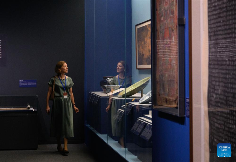 Επισκ?πτρια στην ?κθεση με θ?μα ??που συναντ?νται οι πολιτισμο?: Συλλογ?? απ? μουσε?α των κρατ?ν μελ?ν τη? Οργ?νωση? Συνεργασ?α? τη? Σαγκ?η?? στο Εθνικ? Μουσε?ο του Πεκ?νου, στι? 27 Αυγο?στου του 2025. (Φωτογραφ?α / Xinhua)