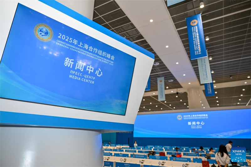 Αυτ? η φωτογραφ?α, που τραβ?χτηκε στι? 28 Αυγο?στου του 2025, δε?χνει το κ?ντρο Τ?που για την επερχ?μενη Σ?νοδο Κορυφ?? του Οργανισμο? Συνεργασ?α? τη? Σαγκ?η? για το 2025 στον Δ?μο Τιεντζ?ν. (Φωτογραφ?α / Xinhua)