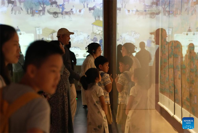 Επισκ?πτε? στο Επαρχιακ? Μουσε?ο τη? επαρχ?α? Λιαον?νγκ στην π?λη Σενγι?νγκ τη? επαρχ?α? Λιαον?νγκ, στι? 19 Αυγο?στου του 2025. (Φωτογραφ?α / Xinhua)