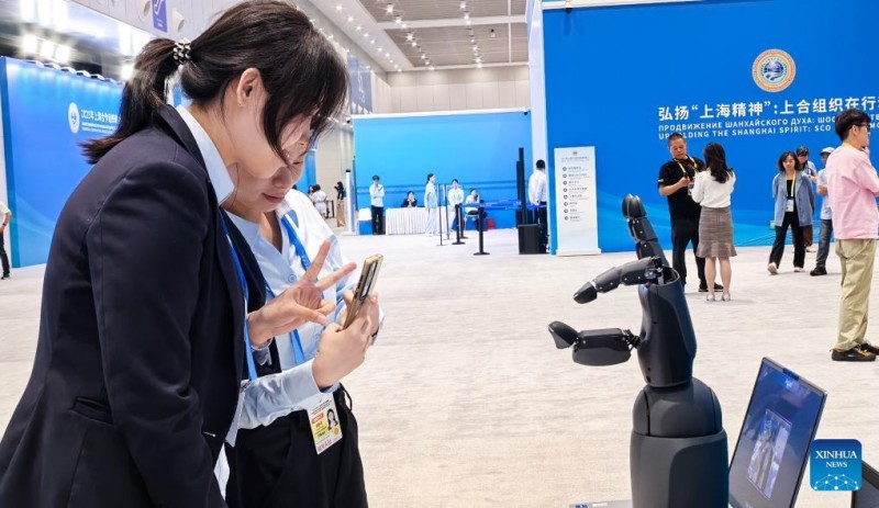 Ρομπ?τ στο επ?κεντρο του ενδιαφ?ροντο? στο κ?ντρο Τ?που τη? Συν?δου Κορυφ?? του Οργανισμο? Συνεργασ?α? Σαγκ?η? για το 2025 στην π?ληΤιεντζ?ν