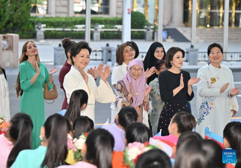 Η πρ?τη κυρ?α τη? Κ?να? συνοδε?ει συζ?γου? ξ?νων ηγετ?ν στην περιοδε?α τη? στο Τιεντζ?ν