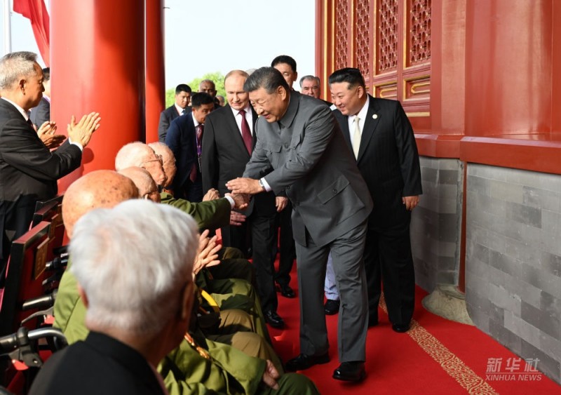 Ο Πρ?εδρο? Σι Τζινπ?νγκ χαιρετ? του? βετερ?νου? στην εξ?δρα τη? Τιεν’ανμ?ν