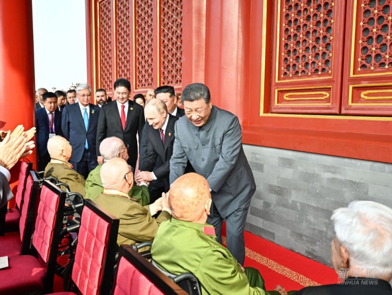 Ο Πρ?εδρο? Σι Τζινπ?νγκ χαιρετ? του? βετερ?νου? στην εξ?δρα τη? Τιεν’ανμ?ν