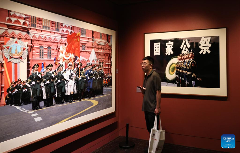 Κοιν? επισκ?πτεται ?κθεση τ?χνη? με θ?μα τον Κινεζικ? Λα?κ? Π?λεμο Αντ?σταση? κατ? τη? Ιαπωνικ?? Εισβολ?? στη Σαγκ?η, στι? 1 Σεπτεμβρ?ου του 2025. (Φωτογραφ?α / Xinhua)