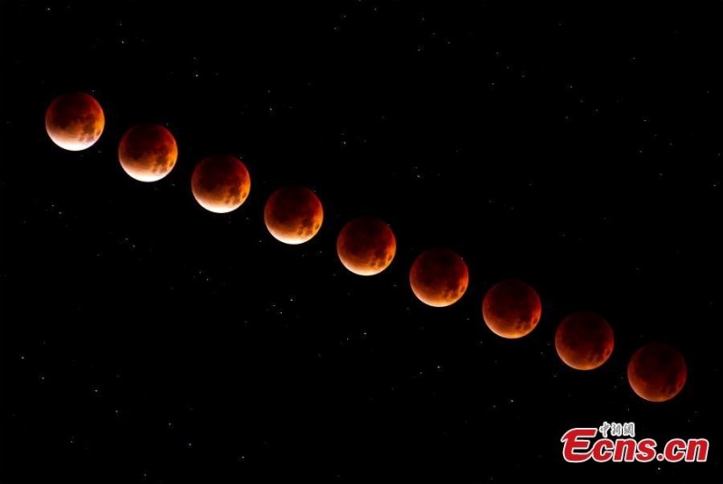 Το ?Ματωμ?νο φεγγ?ρι? εμφαν?ζεται καθ?? η ολικ? σεληνιακ? ?κλειψη μαγε?ει τον ουραν?