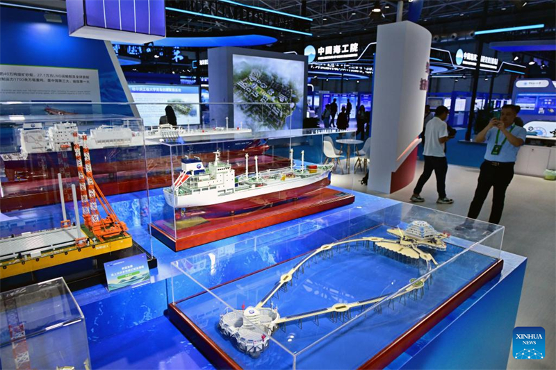 Επισκ?πτε? βλ?πουν τα εκθ?ματα κατ? τη δι?ρκεια τη? ?κθεση? Θαλ?σσια? Βιομηχαν?α? Ανατολικ?? Ασ?α? του 2025 στην π?λη Τσινγκντ?ο τη? επαρχ?α? Σαντ?νγκ, στι? 8 Σεπτεμβρ?ου του 2025. (Φωτογραφ?α / Xinhua)