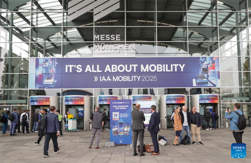 Επισκ?πτε? στην ?κθεση κατ? τη δι?ρκεια τη? IAA Mobility του 2025 στο Μ?ναχο, τη? Γερμαν?α?, στι? 9 Σεπτεμβρ?ου του 2025. (Φωτογραφ?α / Xinhua)