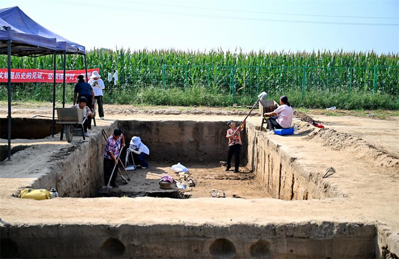 Αρχαιολ?γοι εργ?ζονται κατ? τη δι?ρκεια τη? ?κτη? ανασκαφ?? στην τοποθεσ?α τη? κωμ?πολη? Μπα?ρεν, στην π?λη Σινγκτ?ι τη? επαρχ?α? Χεμπ?ι, στι? 10 Σεπτεμβρ?ου του 2025. (Φωτογραφ?α / Xinhua)