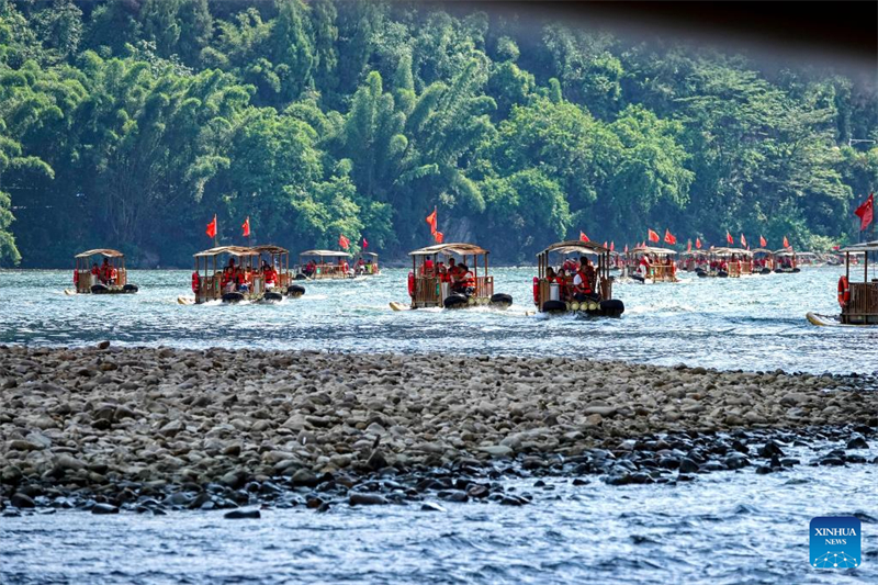 Οι πολ?τε? απολαμβ?νουν το χρυσ? φθιν?πωρο με αποδρ?σει? το Σαββατοκ?ριακο