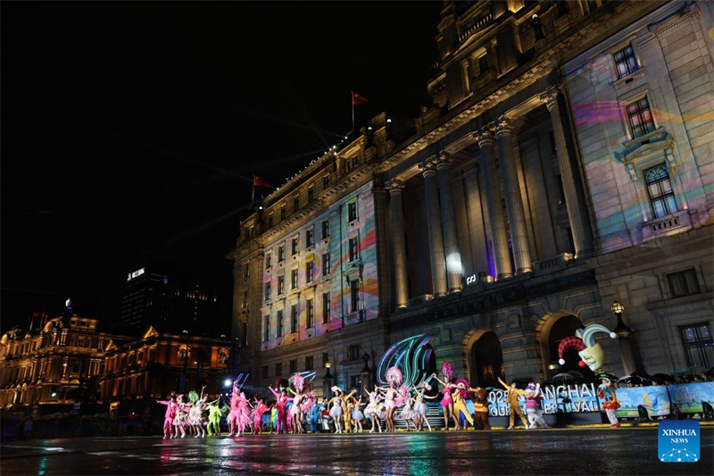 Ηθοποιο? παρουσι?ζουν το ?ργο του? κατ? τη δι?ρκεια τη? παρ?λαση? αρμ?των του Φεστιβ?λ Τουρισμο? τη? Σαγκ?η? στη Σαγκ?η, στι? 13 Σεπτεμβρ?ου του 2025. (Φωτογραφ?α / Xinhua)