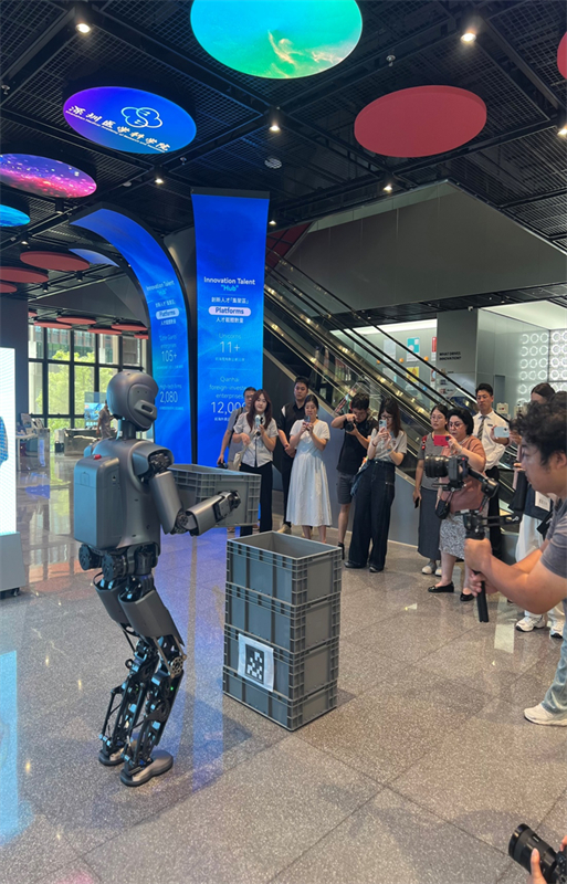 Δημοσιογρ?φοι εξετ?ζουν προ??ντα μακιγι?ζ για γυνα?κε? σε μια εταιρε?α στο Κ?ντρο Καινοτομ?α? και Επιχειρηματικ?τητα? για ν?ου? μεταξ? τη? π?λη? Σεντζ?ν και του Χονγκ Κονγκ στην περιοχ? Τσιενχ?ι, στι? 15 Σεπτεμβρ?ου του 2025. (Φωτογραφ?α / Λα?κ? Καθημεριν? Online)