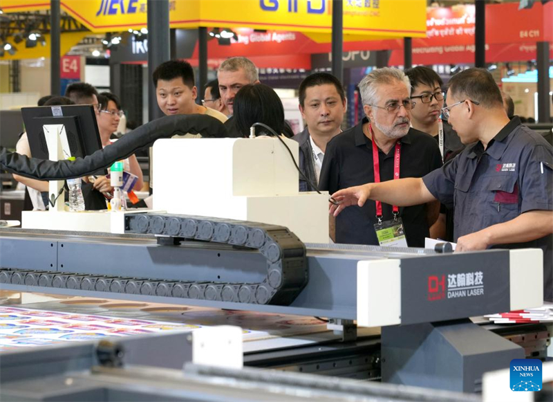 Επισκ?πτε? στην 26η ?κδοση τη? ?κθεση? Sign China στη Σαγκ?η, στι? 17 Σεπτεμβρ?ου του 2025. (Φωτογραφ?α / Xinhua)