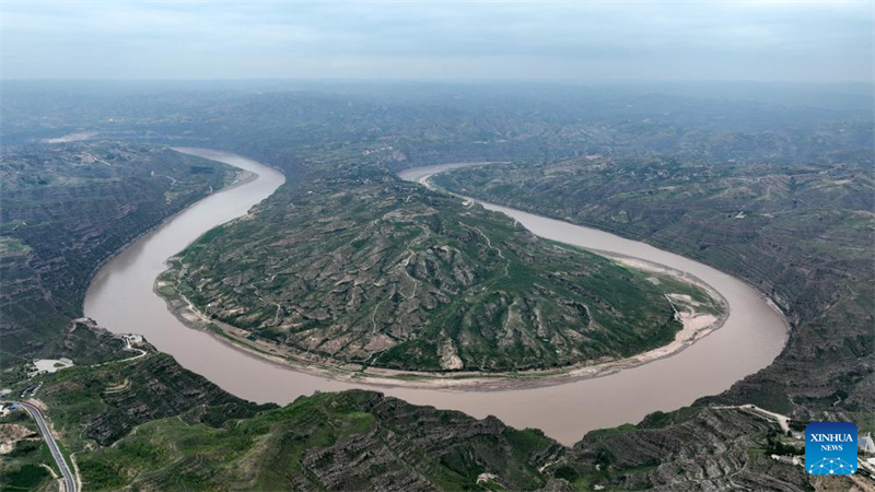 Αεροφωτογραφ?α που τραβ?χτηκε στι? 24 Ιουλ?ου του 2025 δε?χνει μια στροφ? του Κ?τρινου Ποταμο? στην παραμεθ?ρια περιοχ? μεταξ? τη? κομητε?α? Σιλ?ου στην επαρχ?α Σανσ? και στην κομητε?α Τσινγκτζι?ν τη? επαρχ?α? Σαανσ?. (Φωτογραφ?α / Xinhua)