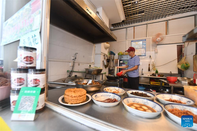 Υπ?λληλο? μαγειρε?ει Λουοσιφ?ν σε ?να εστιατ?ριο στην π?λη Λιοουτζ?ου τη? Αυτ?νομη? Περιοχ?? των Τζου?νγκ στην επαρχ?α Γκουανγκσ?, στι? 14 Σεπτεμβρ?ου του 2025. (Φωτογραφ?α / Xinhua)