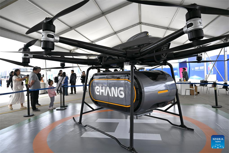 Οι επισκ?πτε? ενημερ?νονται για τα μη επανδρωμ?να αεροσκ?φη κατ? τη δι?ρκεια τη? Παγκ?σμια? Συν?λευση? Βιομηχανικ?? Παραγωγ?? για το 2025 στην π?λη Χεφ?ι τη? επαρχ?α? Ανχου?ι, στι? 21 Σεπτεμβρ?ου του 2025. (Φωτογραφ?α / Xinhua)