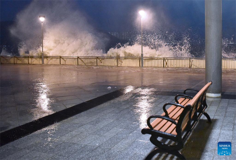 Το Χονγκ Κονγκ εκδ?δει σ?μα τυφ?να Νο. 8 καθ?? ο Ραγκ?σα πλησι?ζει