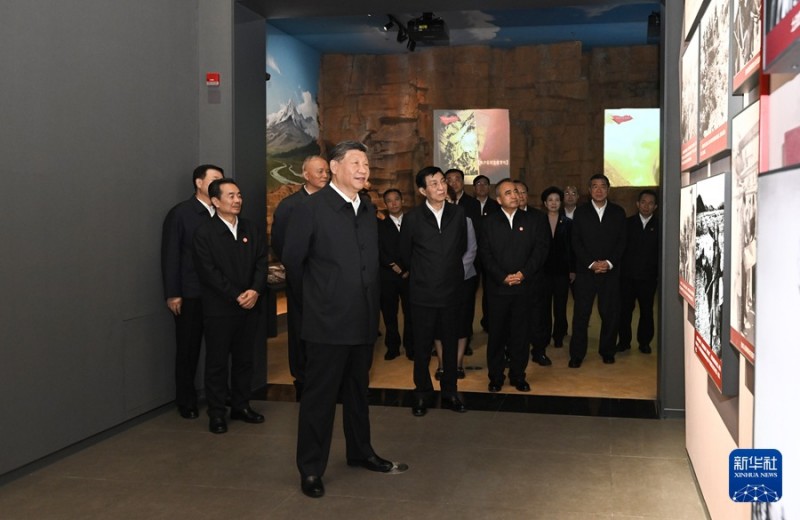 Ο Σι επισκ?πτεται ?κθεση για την 70? επ?τειο απ? την ?δρυση τη? Αυτ?νομη? Περιοχ?? Σιντζι?νγκ Ουιγο?ρ