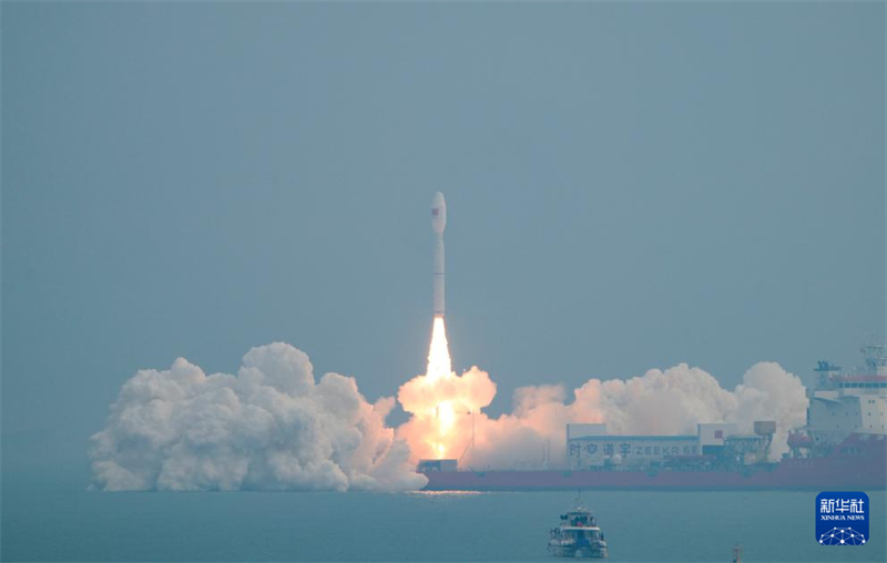 ?να? π?ραυλο? Smart Dragon-3 εκτοξε?θηκε απ? μια υπερ?κτια πλατφ?ρμα κοντ? στην π?λη Ριτζ?ο, τοποθετ?ντα? με επιτυχ?α τον σχηματισμ? δορυφ?ρων Geely-06 στην τροχι?-στ?χο του? στι? 15:56 ?ρα Πεκ?νου απ? τα νερ? ανοικτ? τη? επαρχ?α? Σαντ?νγκ. (Φωτογραφ?α / Xinhua)