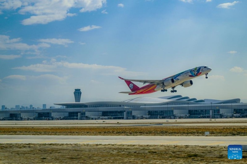 ?να αεροπλ?νο απογει?νεται απ? το Διεθν?? Αεροδρ?μιο Ουρο?μτσι Τιανσ?ν στην Αυτ?νομη Περιοχ? Σιντζι?νγκ Ουιγο?ρ τη? βορειοδυτικ?? Κ?να?, στι? 15 Σεπτεμβρ?ου 2025. 