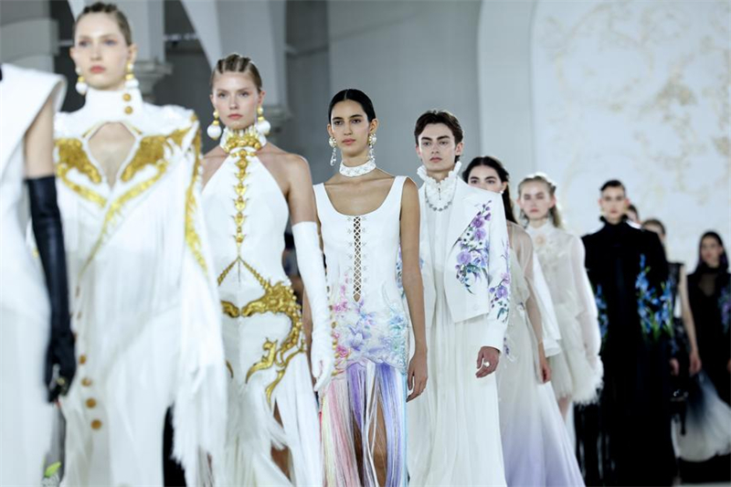 Μοντ?λα παρουσι?ζουν δημιουργ?ε? απ? τι? γυναικε?ε? συλλογ?? ?νοιξη/Καλοκα?ρι 2026 τη? κινεζικ?? μ?ρκα? Heaven Gaia κατ? τη δι?ρκεια τη? Εβδομ?δα? Μ?δα? του Μιλ?νου στο Μιλ?νο τη? Ιταλ?α?, στι? 24 Σεπτεμβρ?ου του 2025. (Φωτογραφ?α / Xinhua)