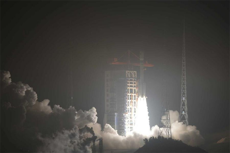 ?να? τροποποιημ?νο? π?ραυλο? Long March-6 που μεταφ?ρει μια ομ?δα δορυφ?ρων σε χαμηλ? τροχι? γ?ρω απ? τη Γη εκτοξε?εται απ? το Κ?ντρο Εκτ?ξευση? Δορυφ?ρων τη? π?λη? Τα?γιου?ν στην επαρχ?α Σανσ? στι? 27 Σεπτεμβρ?ου του 2025. (Φωτογραφ?α / Xinhua)