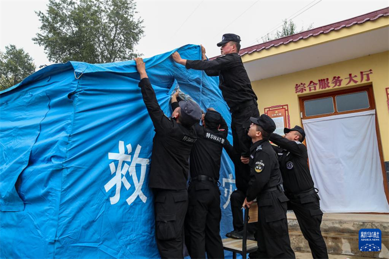 Στι? 27 Σεπτεμβρ?ου, στο Χωρι? Τζονγκσ?ν τη? κομητε?α? Λονγκσ?, οι διασ?στε? ?στησαν σκην?? βο?θεια? κ?τω απ? τη βροχ?. (Φωτογραφ?α / Xinhua)