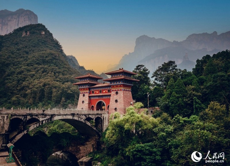 Η Δι?σκεψη Προ?θηση? Τουρισμο? των Ορ?ων Τα?χ?νγκ τη? Χεν?ν ξεκιν? στην π?λη Σινσι?νγκ, προσκαλ?ντα? επισκ?πτε? απ? ?λη τη χ?ρα να γνωρ?σουν τα Τα?χ?νγκ