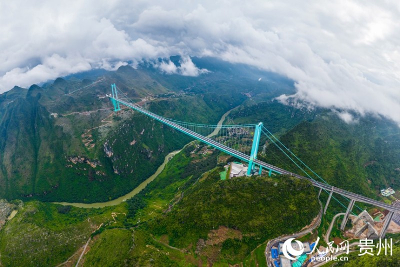 Η ψηλ?τερη γ?φυρα στον κ?σμο ανο?γει για την κυκλοφορ?α στη νοτιοδυτικ? Κ?να, στην επαρχ?α Γκουε?τζ?ου