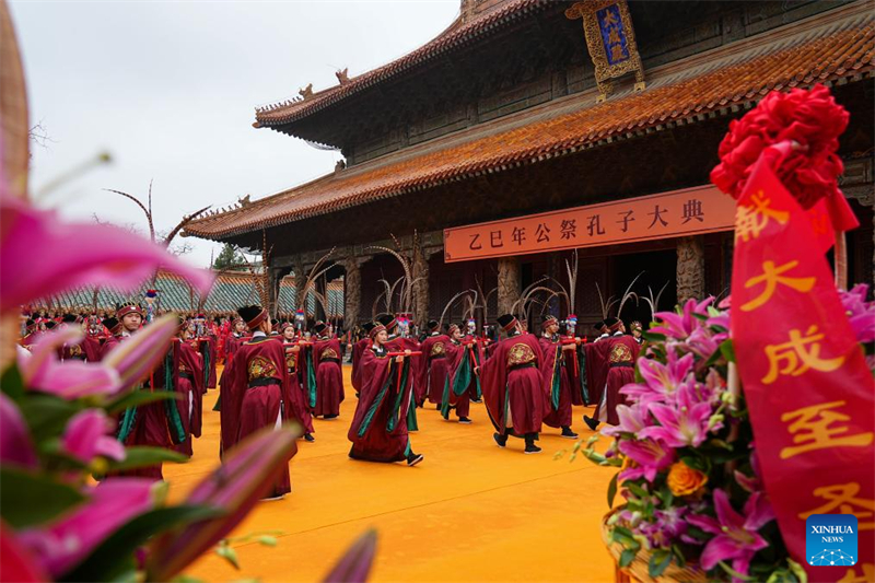 Τελετ? για τον εορτασμ? τη? 2.576η? επετε?ου απ? τη γ?ννηση του αρχα?ου Κιν?ζου φιλ?σοφου Κομφο?κιο στην π?λη Τσιουφο? τη? επαρχ?α? Σαντ?νγκ, στι? 28 Σεπτεμβρ?ου του 2025. (Φωτογραφ?α / Xinhua)