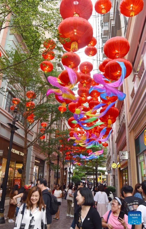 Οι δρ?μοι του Χονγκ Κονγκ διακοσμο?νται με στολ?δια για την επερχ?μενη Εθνικ? Εορτ? και το Φεστιβ?λ του Μεσοφθινοπ?ρου