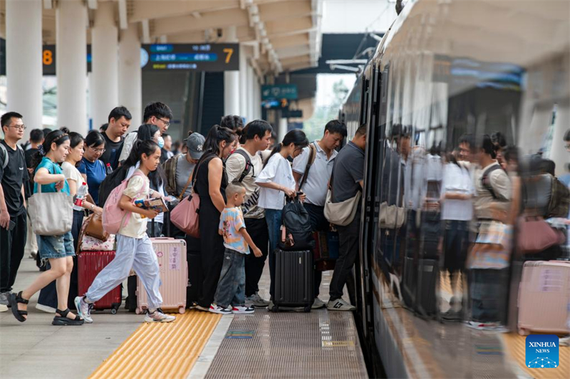 Επιβ?τε? ανεβα?νουν σε τρ?νο στο σιδηροδρομικ? σταθμ? στην π?λη Τζινχου? τη? επαρχ?α? Τζετζι?νγκ, στι? 29 Σεπτεμβρ?ου του 2025. (Φωτογραφ?α / Xinhua)