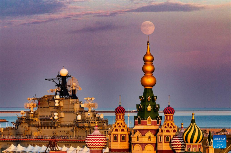 Η πανσ?ληνο? θαυμ?ζεται σε ?λη την Κ?να κατ? τη δι?ρκεια του Φεστιβ?λ του Μεσοφθινοπ?ρου