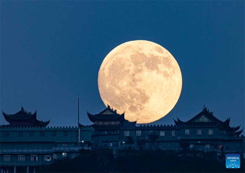 Η πανσ?ληνο? θαυμ?ζεται σε ?λη την Κ?να κατ? τη δι?ρκεια του Φεστιβ?λ του Μεσοφθινοπ?ρου