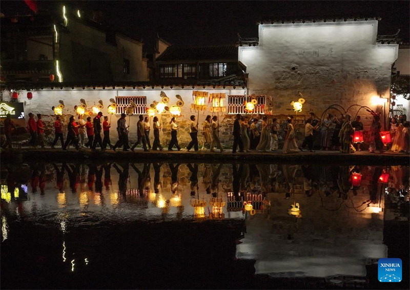 Παρ?λαση με φαν?ρια στην Κομητε?α Γισι?ν για τον εορτασμ? του Φεστιβ?λ του Μεσοφθινοπ?ρου