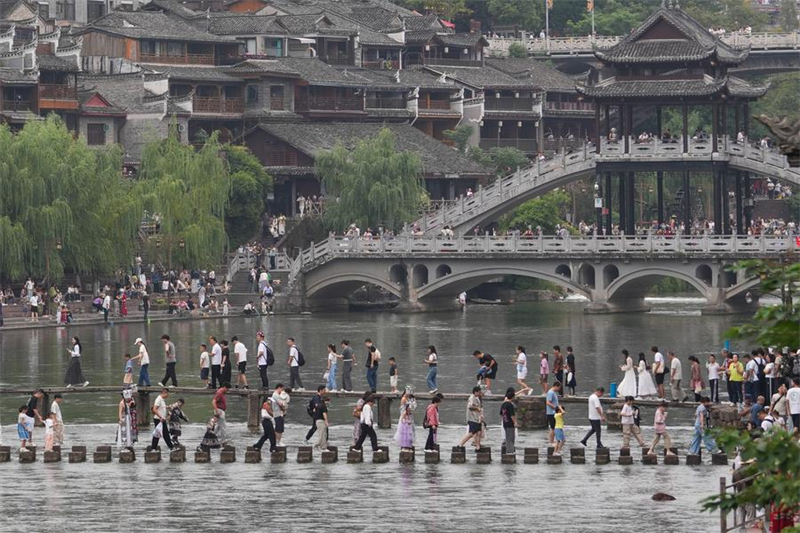 Τουρ?στε? επισκ?πτονται μια γραφικ? περιοχ? στην κομητε?α Φενγκχου?νγκ τη? επαρχ?α? Χουν?ν, στι? 5 Οκτωβρ?ου του 2025. (Φωτογραφ?α / Xinhua)