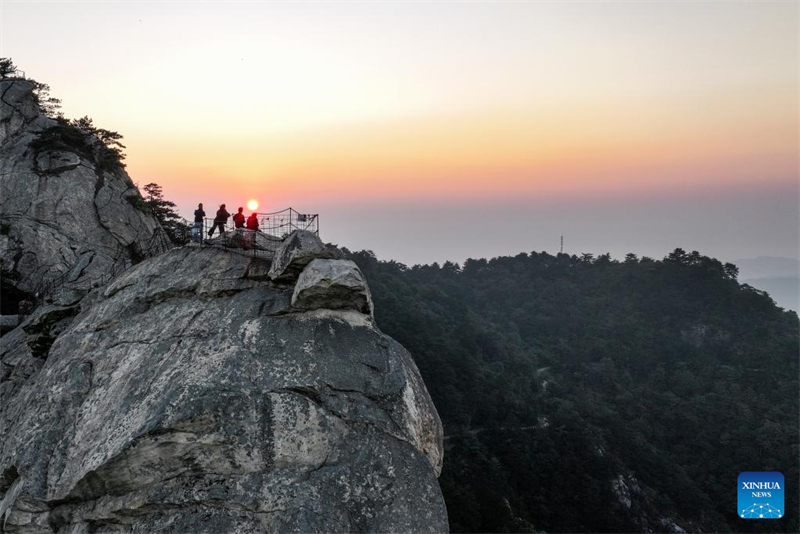 Τοπ?ο του βουνο? Κουε?φ?νγκ κατ? την ανατολ? του ηλ?ου στην επαρχ?α Χουμπ?ι