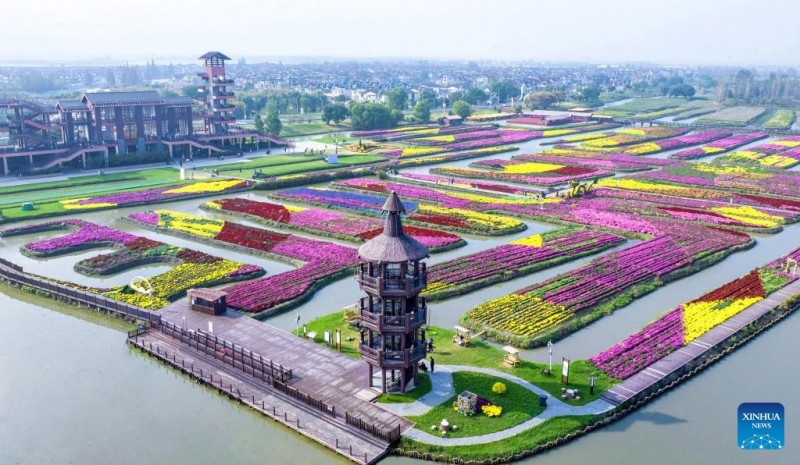 Μια αεροφωτογραφ?α απ? drone, τραβηγμ?νη στι? 13 Οκτωβρ?ου 2025, δε?χνει τουρ?στε? να επισκ?πτονται ?να τουριστικ? σημε?ο στην π?λη Σινγκχο?α, στην επαρχ?α Τζιανγκσο?, στην ανατολικ? Κ?να.