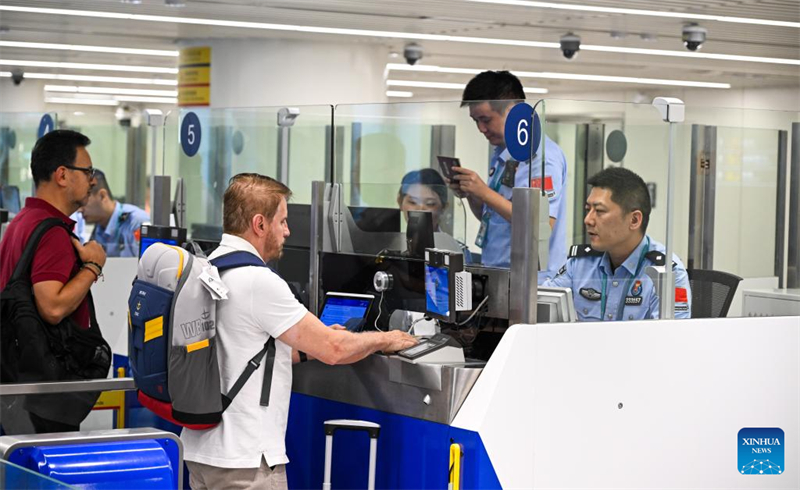 Οι εισερχ?μενοι επιβ?τε? υποβ?λλονται σε διαδικασ?ε? ελ?γχου στα σ?νορα στο Διεθν?? Αεροδρ?μιο Με?λ?ν τη? π?λη? Χα?κ?ου, στην π?λη Χα?κ?ου τη? επαρχ?α? Χα?ν?ν, στι? 15 Οκτωβρ?ου του 2025. (Φωτογραφ?α / Xinhua)