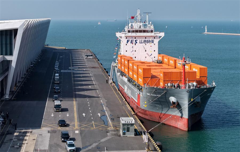 Απευθε?α? γραμμ? μεταφορ?? εμπορευματοκιβωτ?ων συνδ?ει την π?λη Τσινγκντ?ο με την π?λη Τζετζο? τη? Ν?τια? Κορ?α?