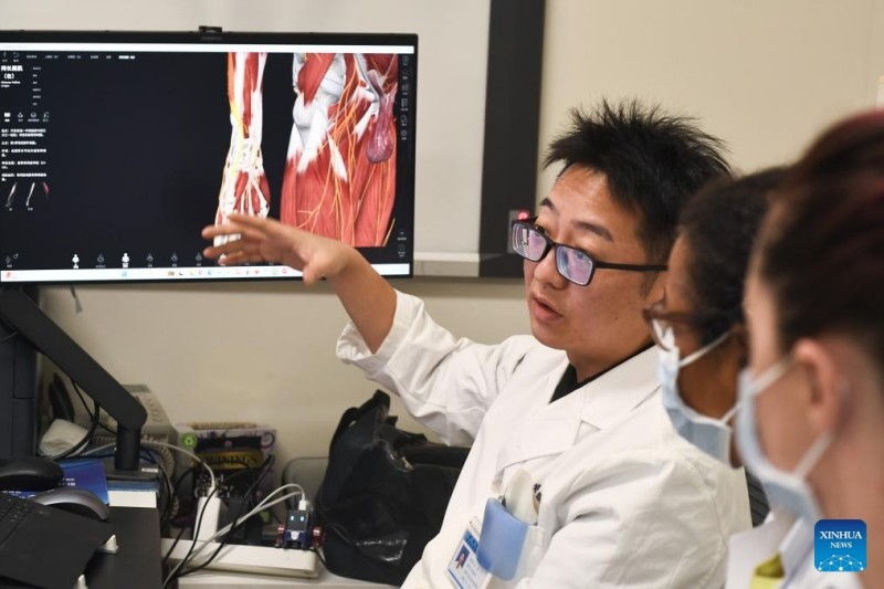 ?να? γιατρ?? παρουσι?ζει την παραδοσιακ? κινεζικ? ιατρικ? σε επισκ?πτε? εκπαιδευ?μενου? γιατρο?? απ? δι?φορε? χ?ρε? σε ?να νοσοκομε?ο στο Ναντζ?νγκ, στην επαρχ?α Τζιανγκσο?,στι? 22 Οκτωβρ?ου.