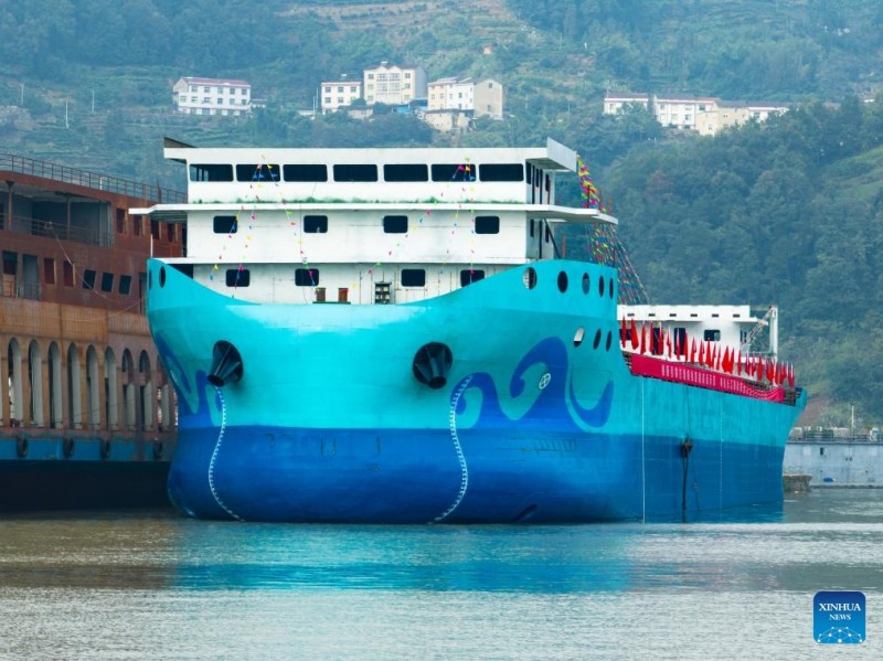 Αυτ? η φωτογραφ?α που τραβ?χτηκε με drone στι? 23 Οκτωβρ?ου 2025 δε?χνει το πλ?ρω? ηλεκτρικ? φορτηγ? πλο?ο Gezhouba στο Γιτσ?νγκ, στην επαρχ?α Χουμπ?ι τη? Κεντρικ?? Κ?να?.