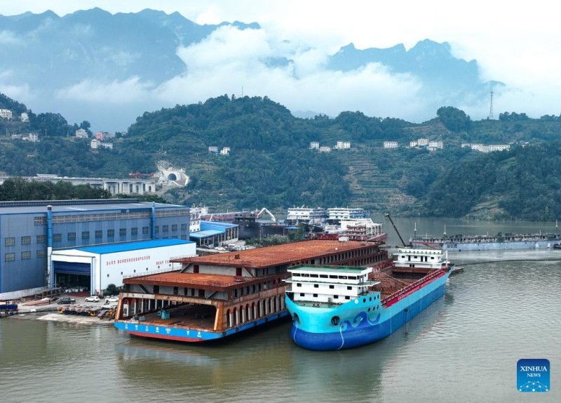 Το μεγαλ?τερο πλ?ρω? ηλεκτρικ? φορτηγ? πλο?ο τη? Κ?να? καθελκ?στηκε στην κεντρικ? Κ?να