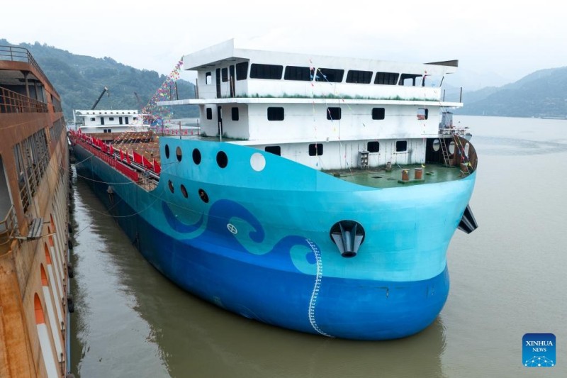 Το μεγαλ?τερο πλ?ρω? ηλεκτρικ? φορτηγ? πλο?ο τη? Κ?να? καθελκ?στηκε στην κεντρικ? Κ?να