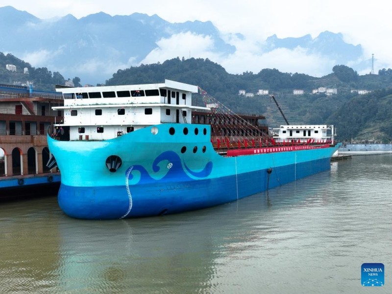 Το μεγαλ?τερο πλ?ρω? ηλεκτρικ? φορτηγ? πλο?ο τη? Κ?να? καθελκ?στηκε στην κεντρικ? Κ?να