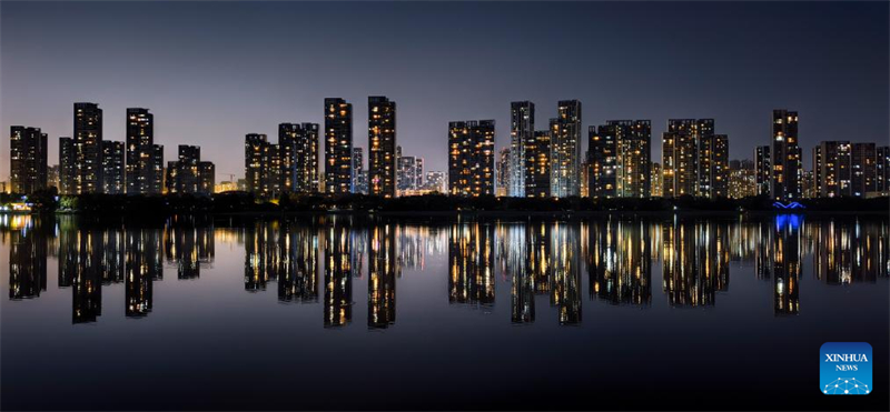 Θ?α τη? Λ?μνη? Ντονγκχο? κατ? το ηλιοβασ?λεμα στην π?λη Γουχ?ν