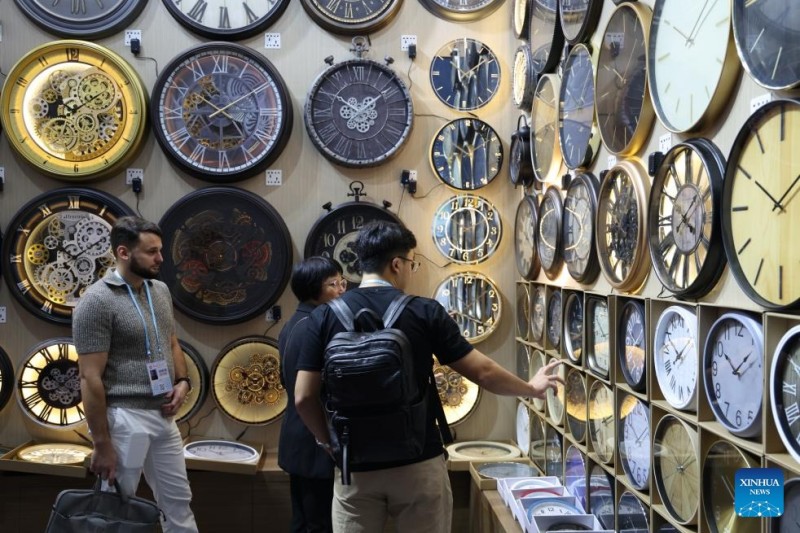 Αγοραστ?? επιλ?γουν ρολ?για κατ? τη δι?ρκεια τη? 138η? ?κθεση? Εισαγωγ?ν και Εξαγωγ?ν τη? Κ?να? (?κθεση Καντ?ν) στην Γκουανγκτζ?ου, στην επαρχ?α Γκουανγκντ?νγκ τη? ν?τια? Κ?να?, 23 Οκτωβρ?ου 2025. 