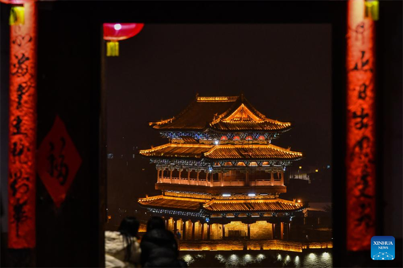 Αυτ? η φωτογραφ?α δε?χνει μια νυχτεριν? ?ποψη τη? αρχα?α? π?λη? Σιντζ?ου. (Φωτογραφ?α / Xinhua)