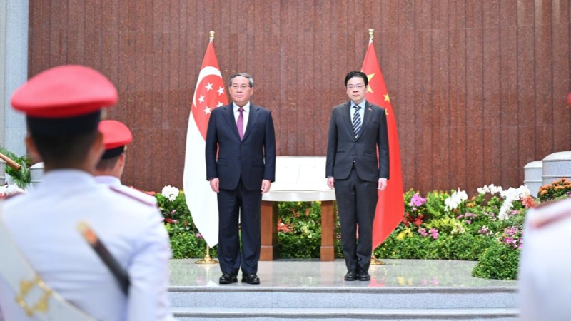 Ο Πρωθυπουργ?? τη? Σιγκαπο?ρη?, Λ?ρεν? Γου?νγκ, πραγματοποιε? τελετ? υποδοχ?? στον Κιν?ζο Πρωθυπουργ? Λι Τσι?νγκ (αριστερ?) πριν απ? τι? συνομιλ?ε? του? στη Σιγκαπο?ρη, στι? 25 Οκτωβρ?ου 2025. (Φωτογραφ?α / Xinhua)
