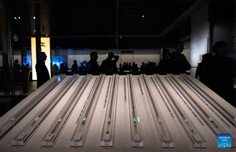 Η φωτογραφ?α δε?χνει ?να σετ πινακιδ?ων απ? μπαμπο? που εκτ?θεται κατ? τη δι?ρκεια τη? ?κθεση? ?Αρχα?α Κινεζικ? Μπαμπο? και Ξ?λινα Πινακ?δια? στο Επαρχιακ? Μουσε?ο τη? επαρχ?α? Χουμπ?ι στην π?λη Γουχ?ν. (Φωτογραφ?α / Xinhua)