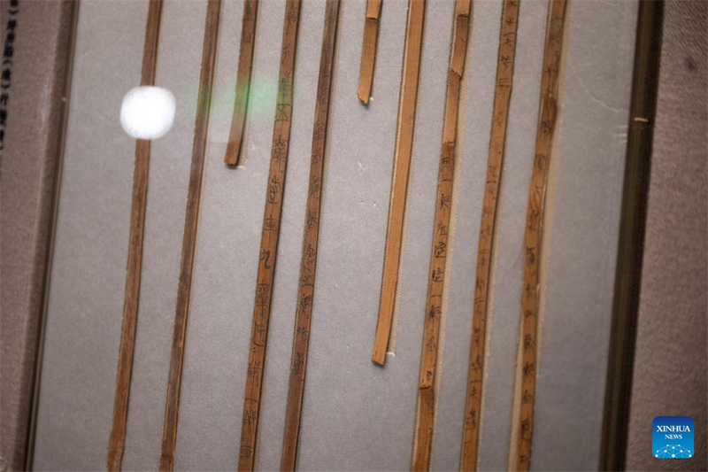 ?κθεση ?Αρχα?α κινεζικ? μπαμπο? και ξ?λινα πινακ?δια? εγκαινι?στηκε στο Επαρχιακ? Μουσε?ο τη? επαρχ?α? Χουμπ?ι